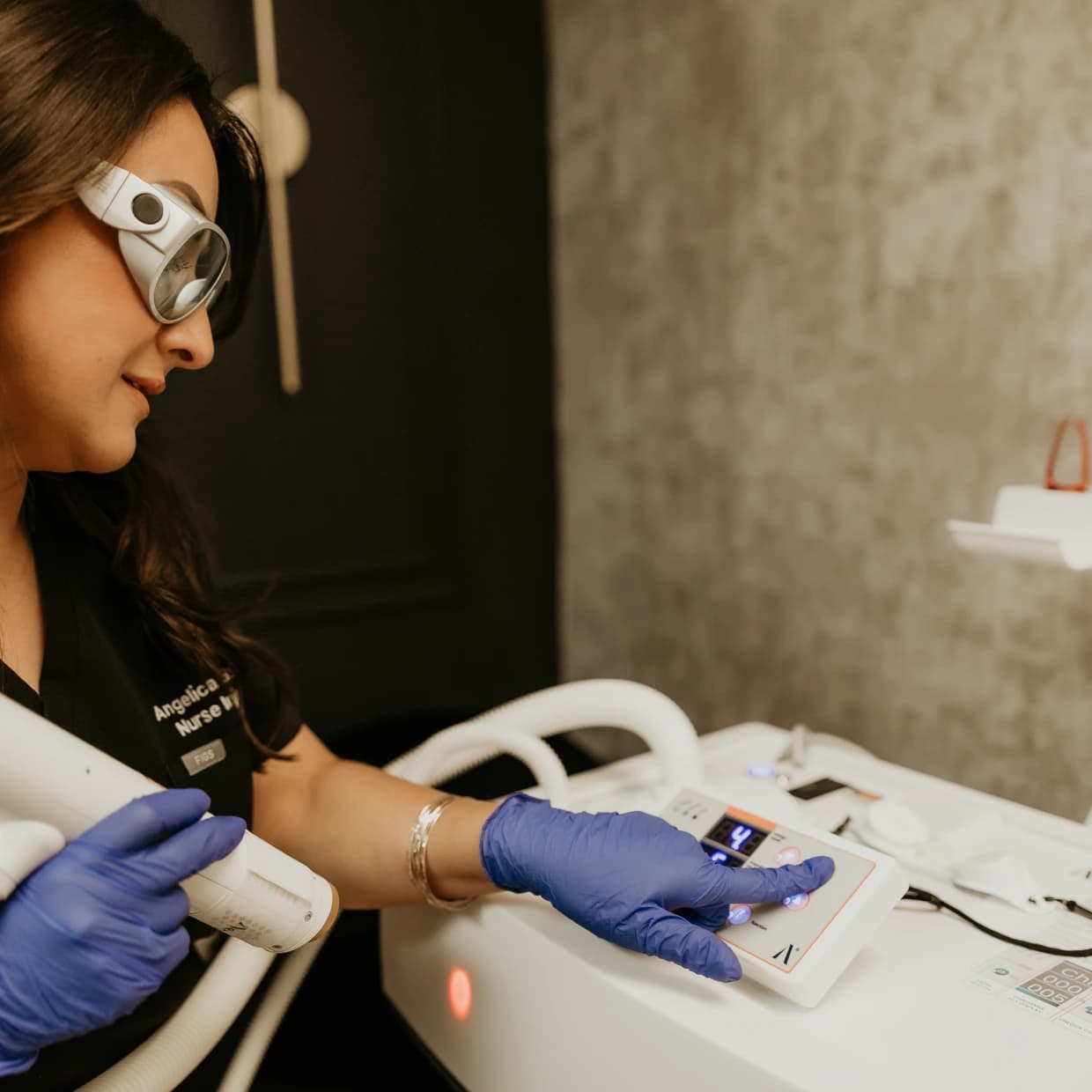 Aerolase Neo Elite usado para el tratamiento de cicatrices posquirúrgicas en Revive Beauty Bar en Salinas, CA