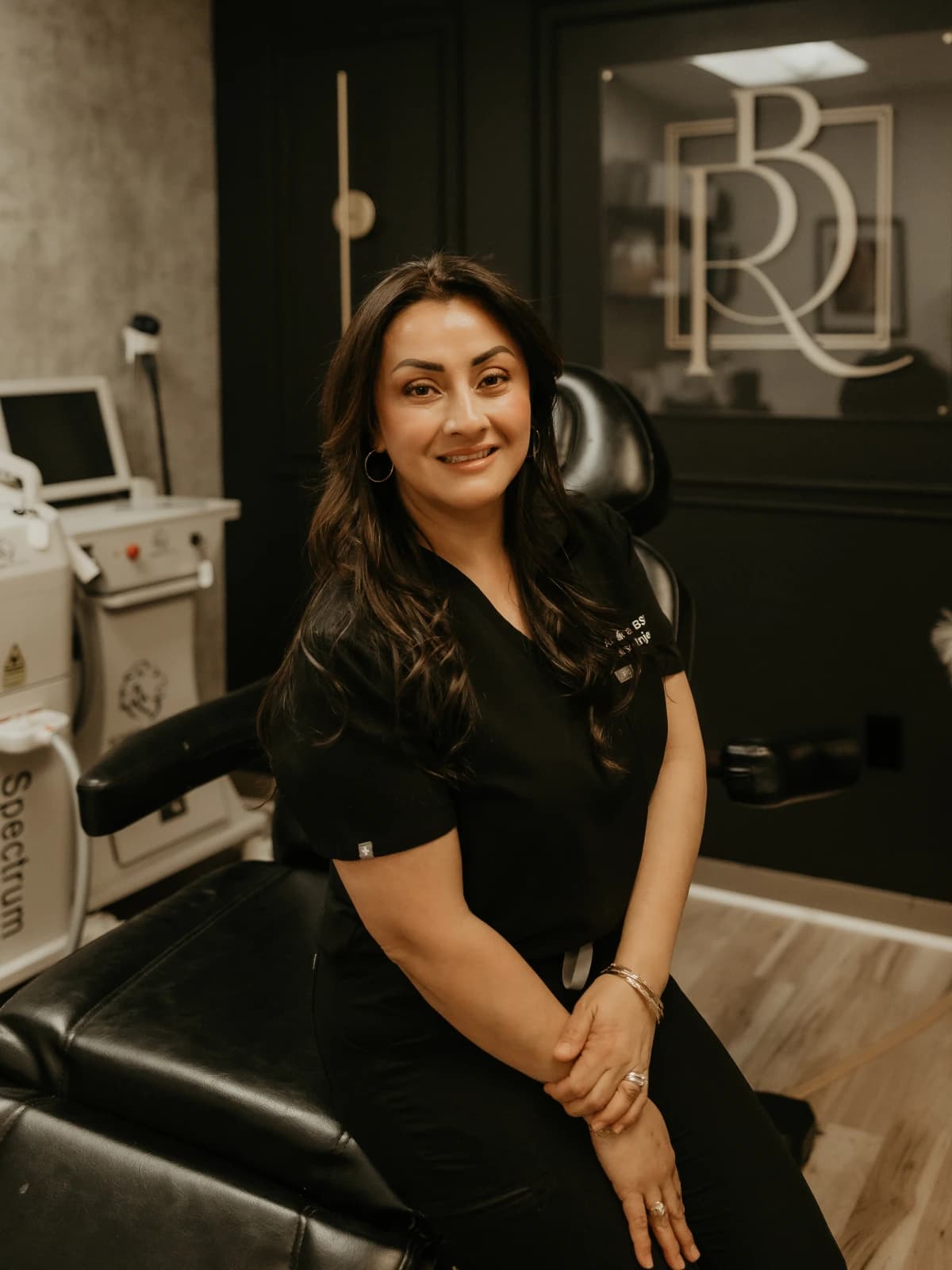 Angelica Alcaraz, BSN, RN, en el sillón de tratamiento de la suite de Revive Beauty Bar