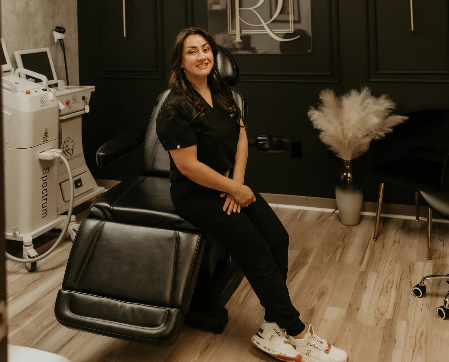 Angelica Alcaraz, BSN, RN, en la sala de tratamiento de Revive Beauty Bar en Salinas