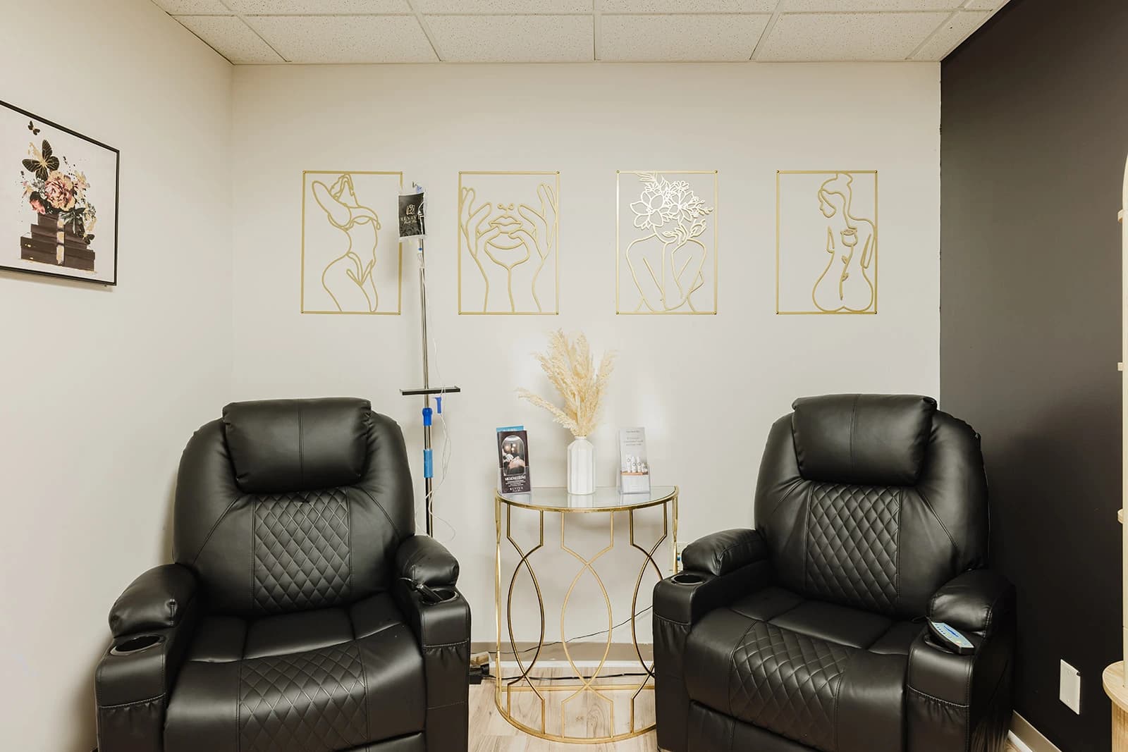 La sala de sueros intravenosos de Revive Beauty Bar en Salinas, con sillones reclinables y un portasueros listo
