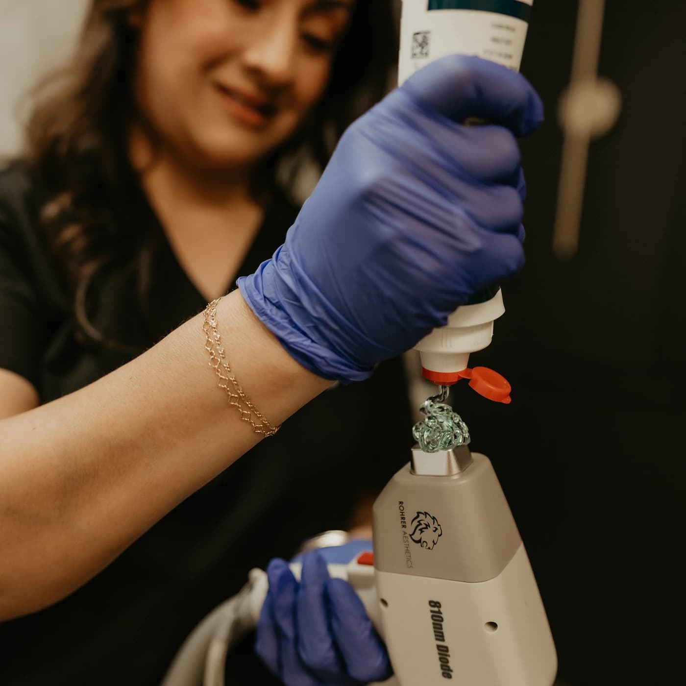 Angelica Alcaraz, BSN, RN, con la pieza de mano del láser de diodo de 810 nm para depilación en Revive Beauty Bar en Salinas