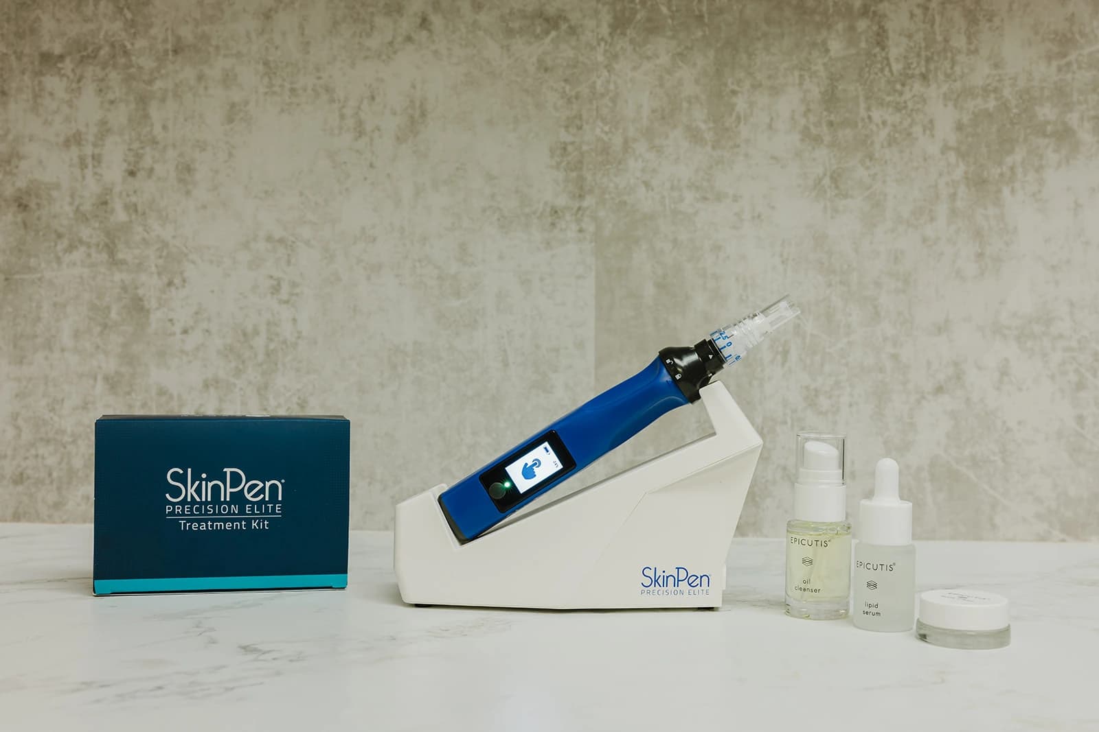 El equipo SkinPen Precision Elite en su base, con el kit de tratamiento y los productos de recuperación Epicutis en Revive Beauty Bar en Salinas, CA