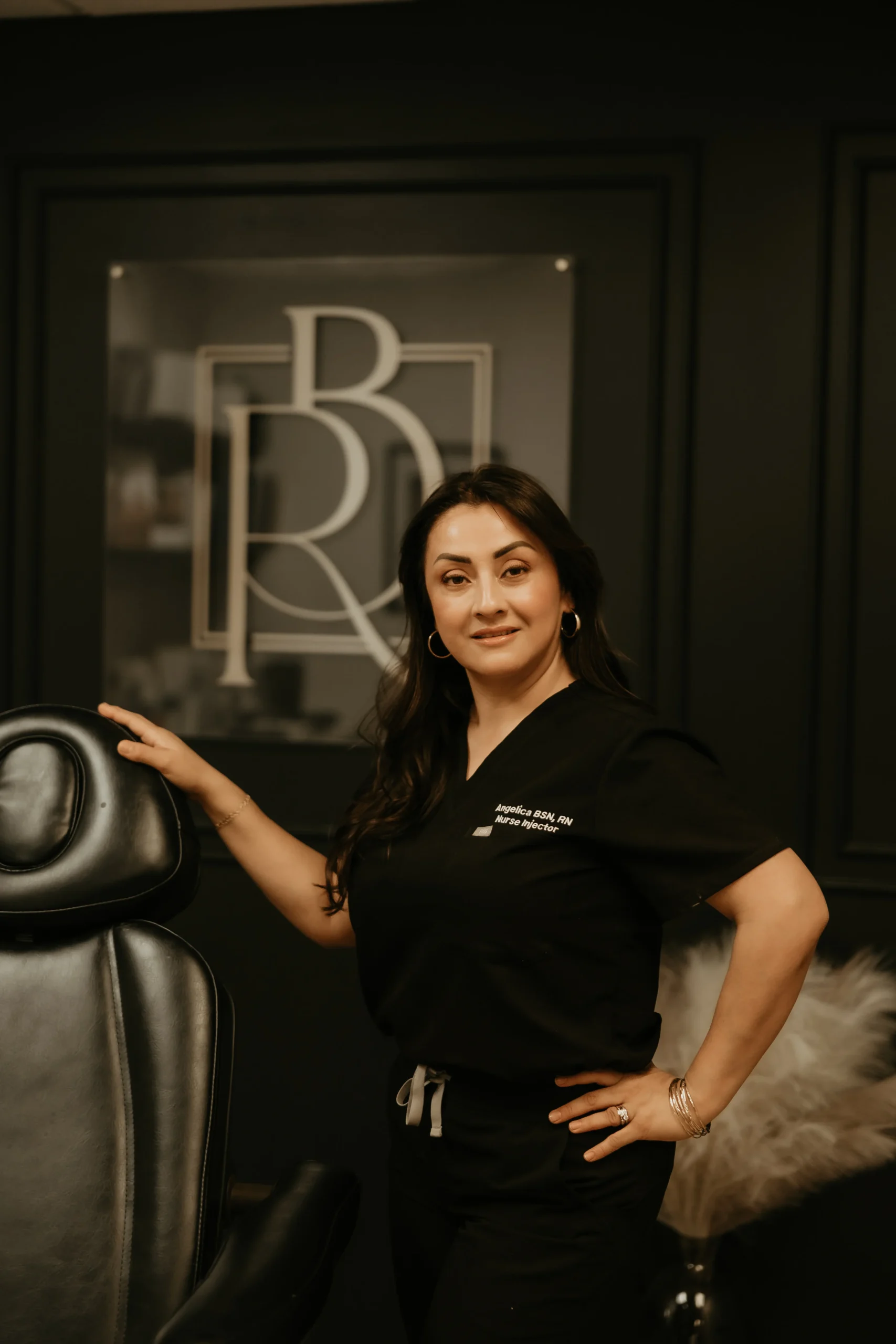 Angelica Alcaraz, BSN, RN en el estudio de Revive Beauty Bar en Salinas