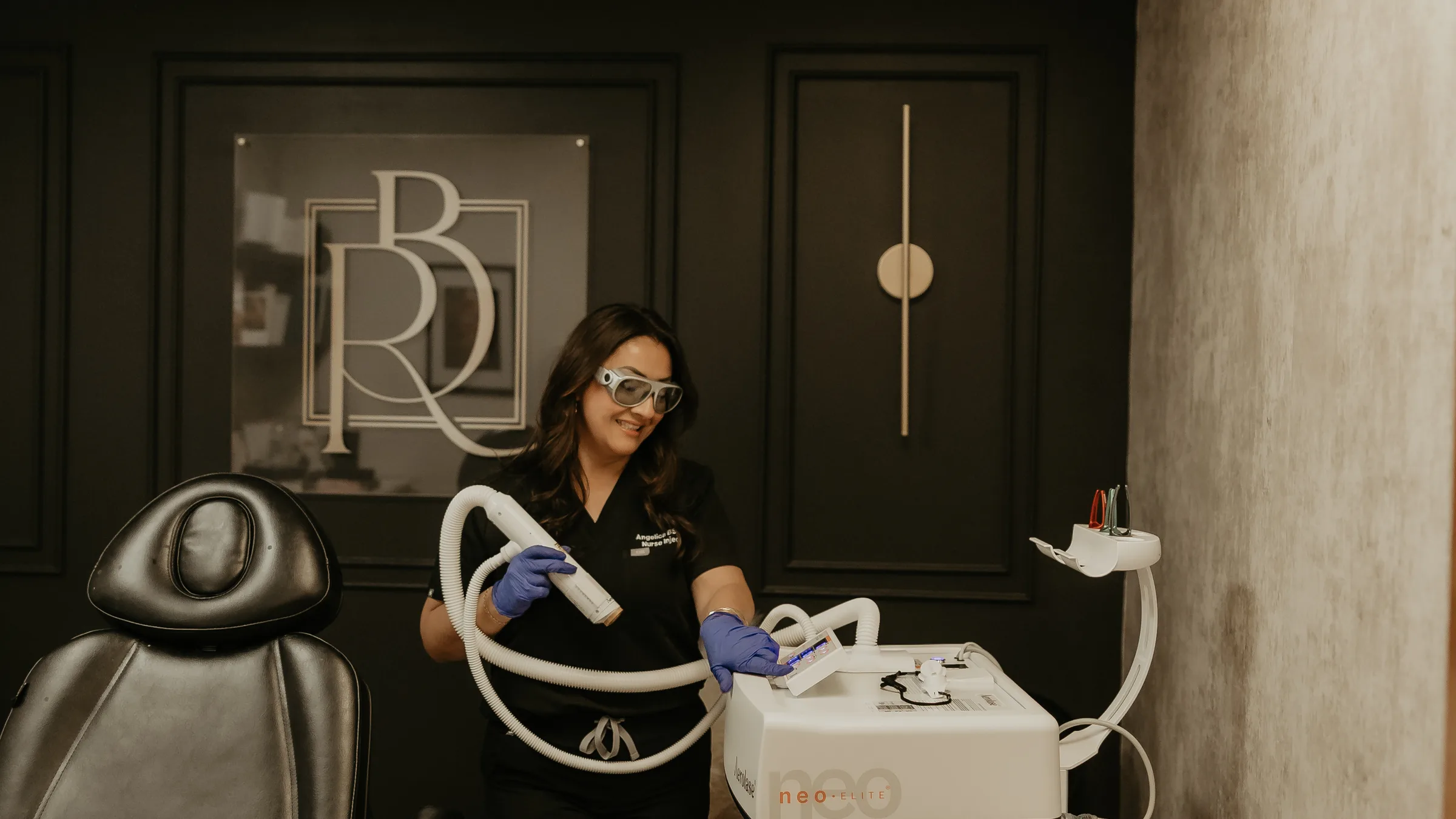 Angelica Alcaraz, BSN, RN, con el láser Aerolase Neo Elite en la sala de tratamiento de Revive Beauty Bar en Salinas