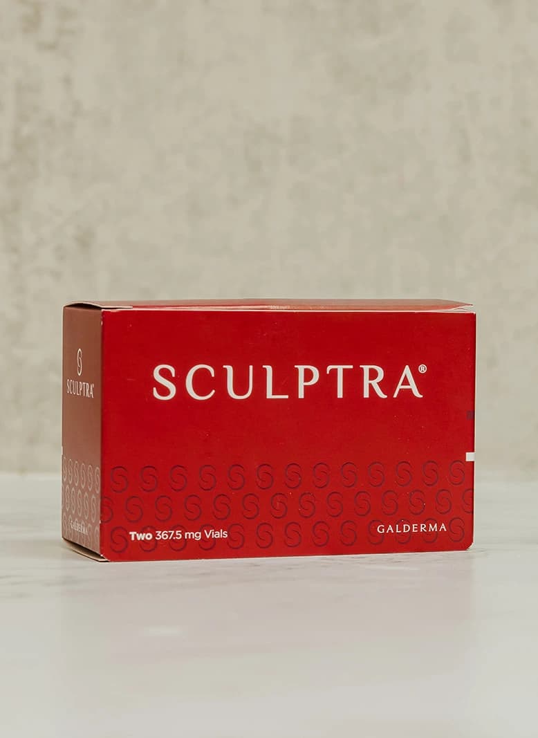 Una caja de Sculptra con dos viales de 367.5 mg sobre el mostrador de tratamiento en Revive Beauty Bar en Salinas, CA