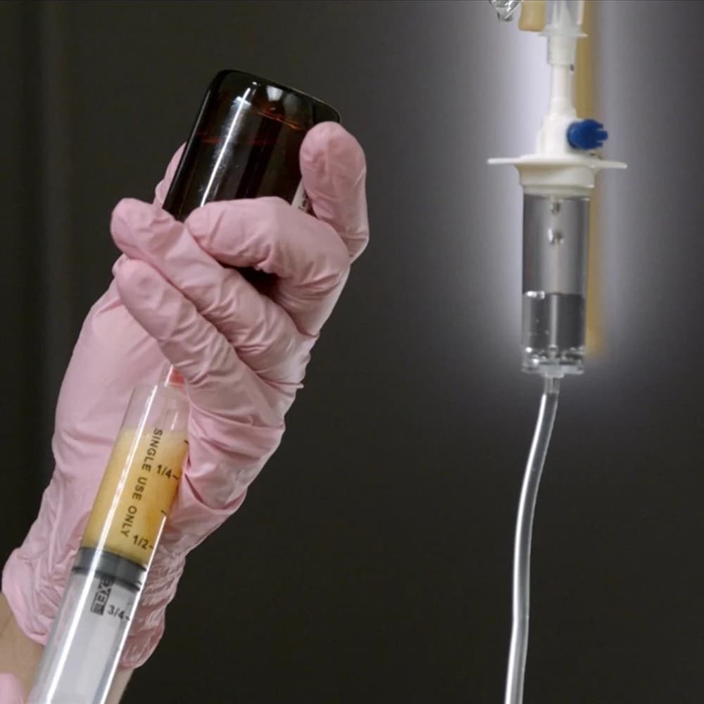 Una infusión de vitaminas preparada junto a un suero intravenoso en marcha en Revive Beauty Bar en Salinas