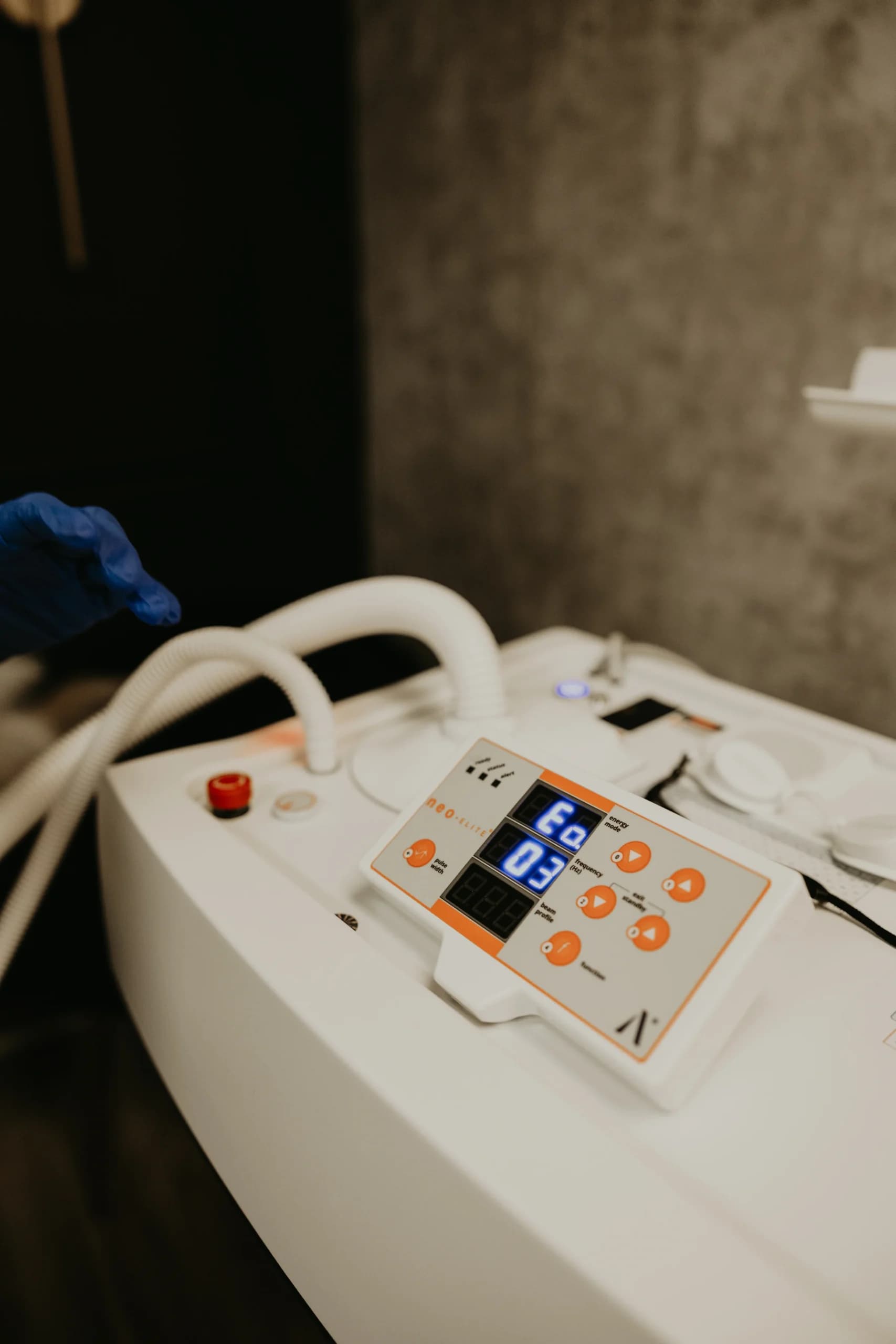 El láser Aerolase Neo Elite usado para el tratamiento del acné en Revive Beauty Bar en Salinas, CA